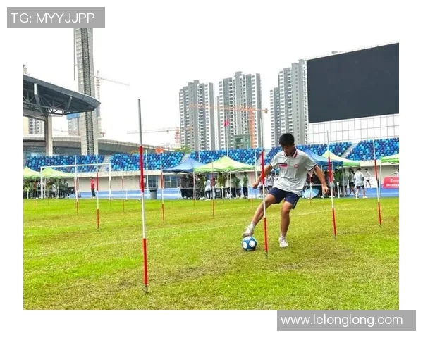 中考足球绕杆技巧提升训练方法与实战应用解析